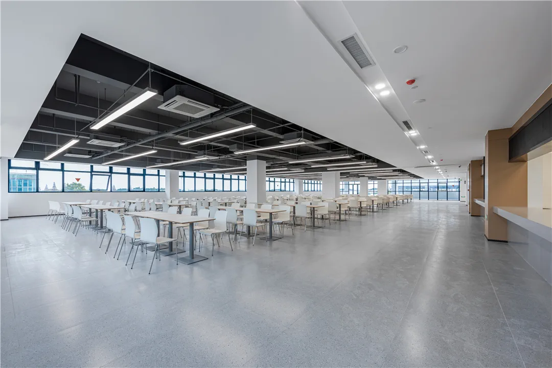 英翰尼餐厅与公共空间